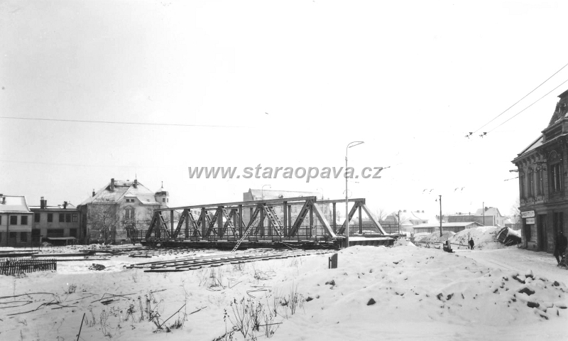 ratiborska (26).jpg - Odstraněný původní most přes řeku v době výstavby mostu současného.